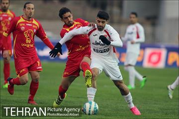 دیدار تیم های فوتبال نفت تهران و پرسپولیس