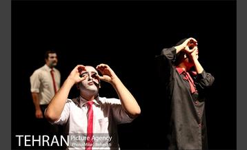 نمایش ماجرای عجیب سگی در شب‎ 5