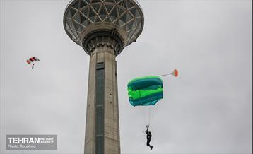 پرش چتربازان به مناسبت روز جمهوری اسلامی 22