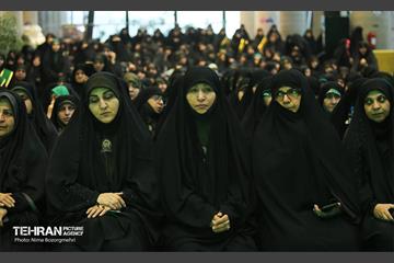 اهتزاز پرچم سبز رضوی بر فراز برج پرچم ایران 21