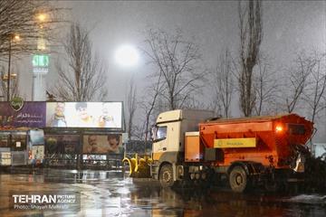 آمادگی نیروهای خدمات شهری در پی بارش‌ برف تهران 19