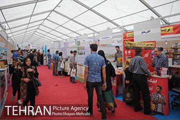 دومین روز از بیست و نهمین نمایشگاه بین المللی کتاب تهران 38