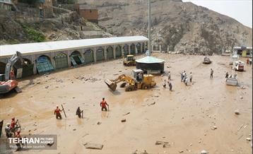 تلاش نیروهای امدادی شهرداری تهران برای تخلیه مناطق سیل زده کن