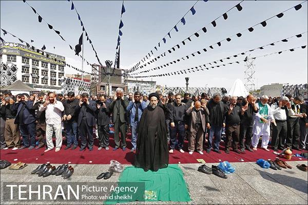 حضور شهردار برای اقامه نماز ظهر عاشورا در میدان امام حسین (ع) 4