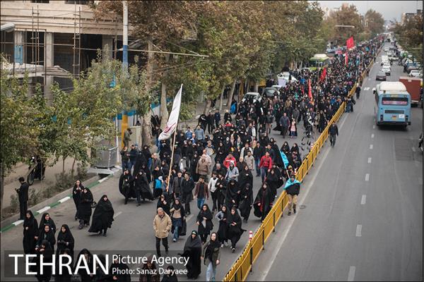 راه پیمایی مردم تهران در روز اربعین  1