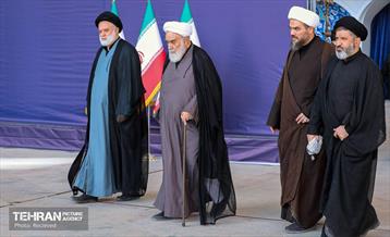 مراسم اقامه نماز بر پیکر آقای شهید ایران 51