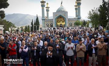 اقامه نماز عید فطر در امامزادگان پنج تن لویزان  10