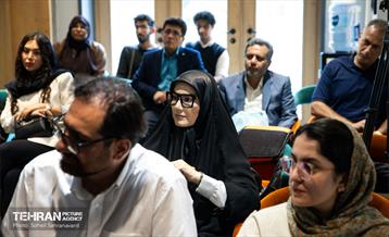 مراسم رونمایی از کتاب بداهه‌گویی در اجرای تلویزیونی