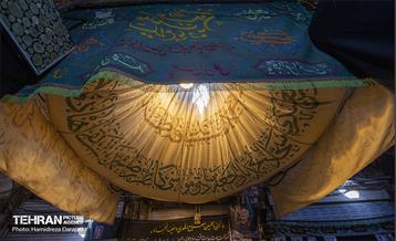 در برخی از تکیه‌های محله شمیران که هنوز این رسم برجاست همیشه چهارپایه جایی ثابت دارد و درست در میان تکیه قرار می‌گیرد