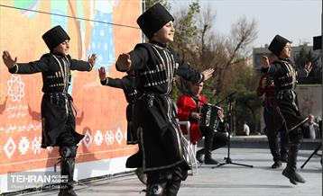 اجرای کارناوال نوروزی لبخند بهار در بوستان دانشجو 5