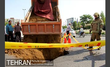 انجام عملیات ترمیم و بازسازی نشست زمین بزرگراه صیاد شیرازی 6