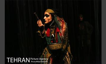 نمایش روزی می بایست می مرد‎ 3