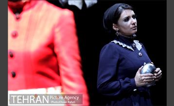 نمایش خانه‌اى در انتهاى خیابان بهار 11