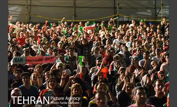 تماشای دیدار تیم‌های ملی ایران و پرتقال در استادیوم آزادی 11