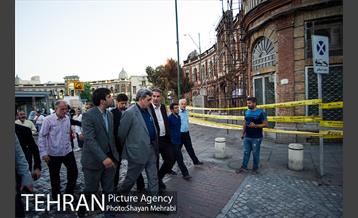بازدید شهردار تهران از خسارت آتش سوزی اخیر میدان حسن آباد 29