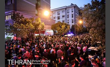 حضور مردم مقابل بیمارستان جم پس از فوت استاد شجریان 4