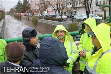 بازدید مدیران شهری از لایروبی و رسوب زدایی شبکه جمع آوری آبهای سطحی 25