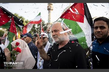 استقبال از خانواده شهدای غزه در میدان فلسطین تهران 26