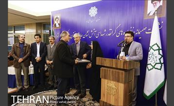 نشست صمیمانه خانواده های شهدای آتش نشان حادثه ساختمان پلاسکو با شهردار تهران 32