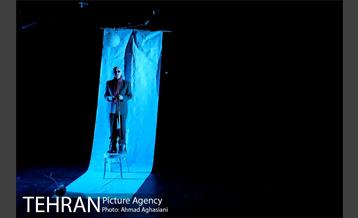 نمایش "همه چیز می گذرد، تو نمی گذری" 15