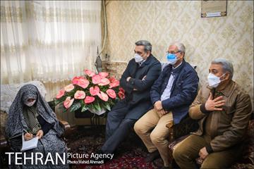 دیدار شهردار تهران با مادر شهیدان خالقی پور 12