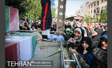 مراسم تشییع پیکرهای مطهر ۱۵۰ شهید تازه‌ تفحص‌ شده دفاع مقدس  - ۲ 5