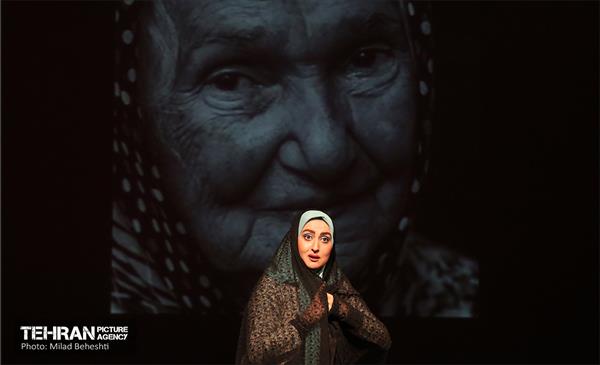 نمایش پیرزنی که در زمین خانه داشت‎ 13