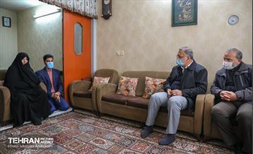 حضور شهردار تهران در منزل شهید ارشد محمودی 3