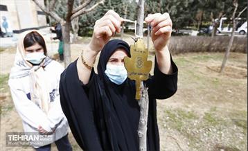 غرس ١٠٠ اصله نهال در دریاچه شهدای خلیج فارس با حضور خانواده شهدای هم محله‌ای 8