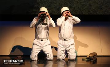 نمایش پیرزنی که در زمین خانه داشت‎ 2