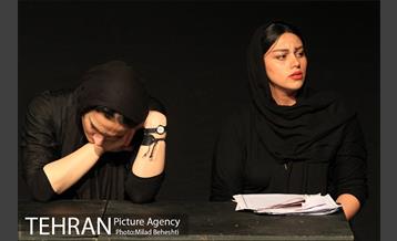 نمایشنامه خوانی او فقط خسته بود‎ 4