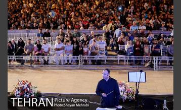 اجرای خیابانی محمد معتمدی و ارکستر سازهای ملی ایران در بوستان آب و آتش 19