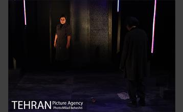 نمایش در اتاق باد می وزد 11