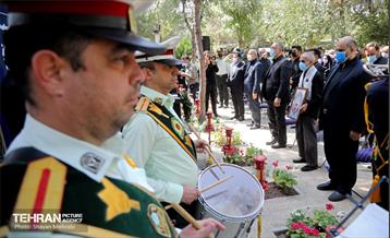 نواخته شدن زنگ دانش آموز شهید در قطعه شهدای گمنام 5