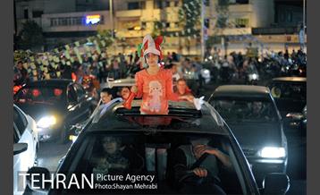 شادی خیابانی مردم بعد از پیروزی تیم ملی ایران 18