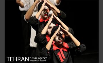 نمایش ماجرای عجیب سگی در شب‎ 11