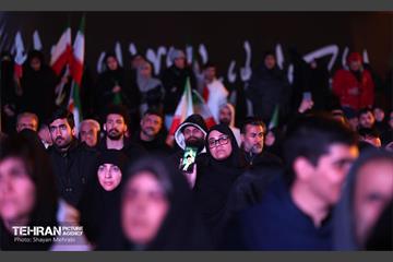 عزاداری مردم در پی شهادت رهبر انقلاب اسلامی در میدان انقلاب 23