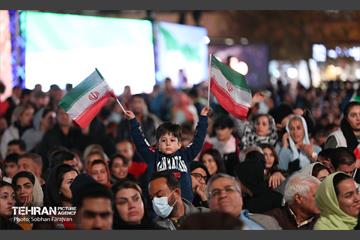 رویداد «شب ایران» در میدان انقلاب اسلامی 61