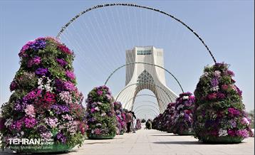 تخم مرغ های رنگی در میدان آزادی 6