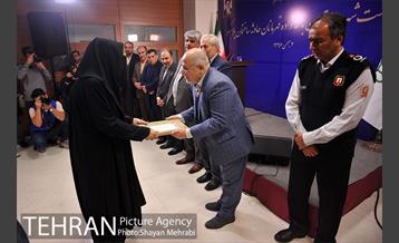 تجلیل از خانواده شهدای آتش‌نشان حادثه پلاسکو با حضور شهردار تهران 50