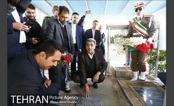 زیارت شهردار تهران از قبور شهدای دفاع مقدس 17
