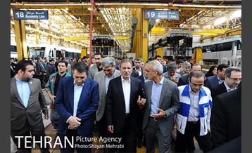 بازدید معاون اول رئیس جمهور به همراه شهردار تهران از کارخانه واگن‌سازی تهران 40