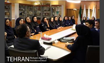 بدرقه دکتر داورزنى از تیم ملى والیبال بانوان  1