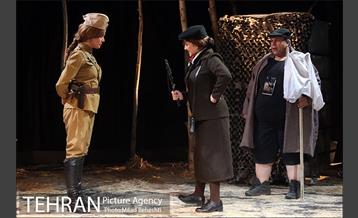 نمایش صبح یک روز لعنتی‎ 12