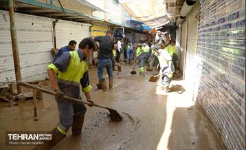 تلاش نیروهای امدادی شهرداری تهران برای تخلیه مناطق سیل زده کن