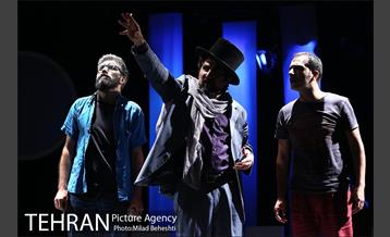 نمایش سفر به بی نهایت دور‎ 3