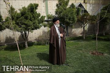 کاشت نهال توسط رهبر معظم انقلاب اسلامی 9