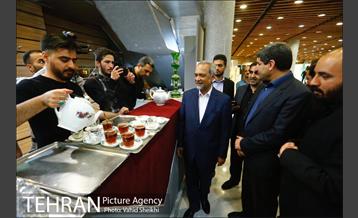 بازدید معاون اقتصادی رئیس جمهور از نمایشگاه عطر سیب 12
