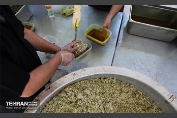 طبخ غذای نذری عتبه علوی برای آسیب دیدگان جنگ رمضان