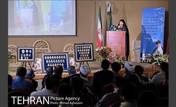 اهدای مدال های دانشجویان نخبه به مقام معظم رهبری 11